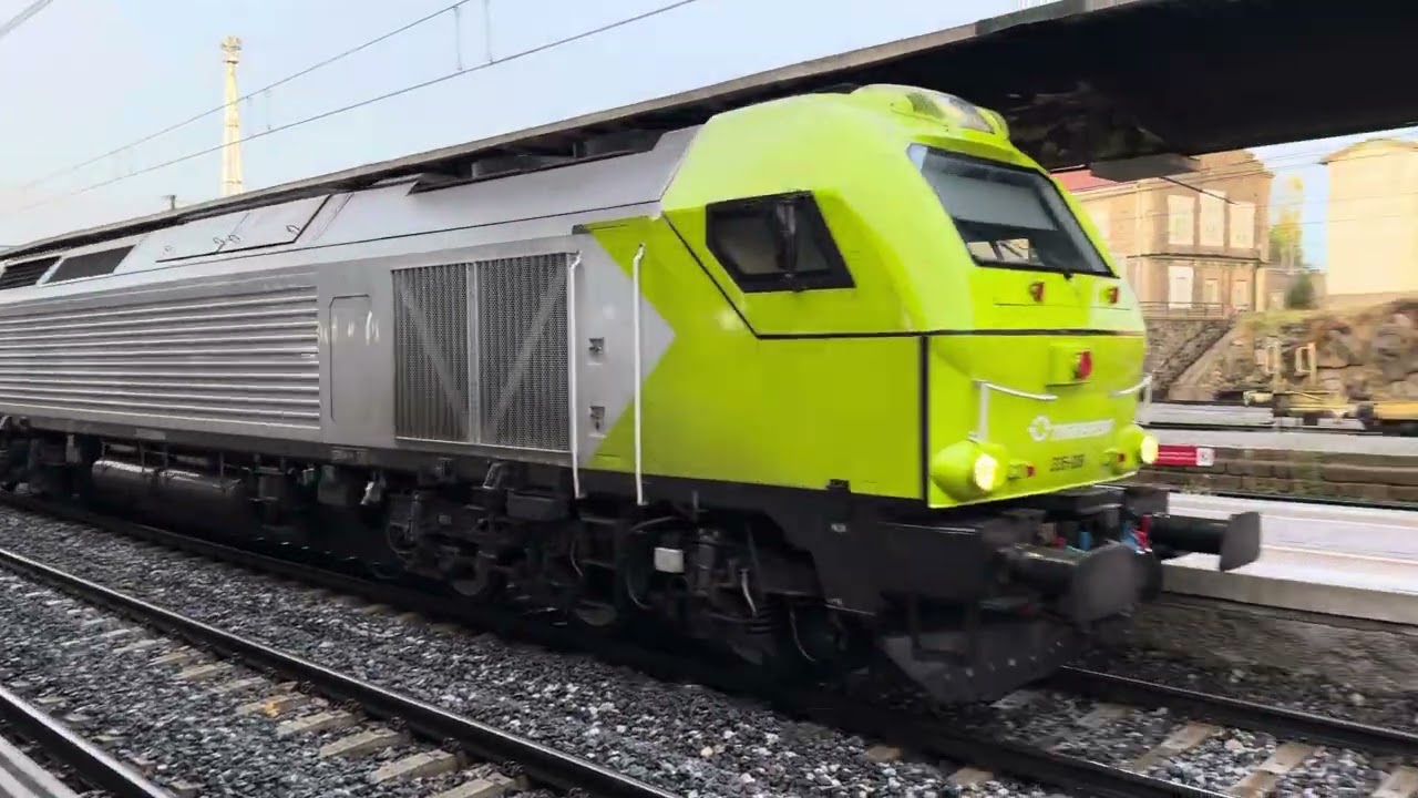LOCOMOTORA 335.008 DE TRANSFESA AISLADA, SALUDOS MAQUINISTA (ÁVILA)