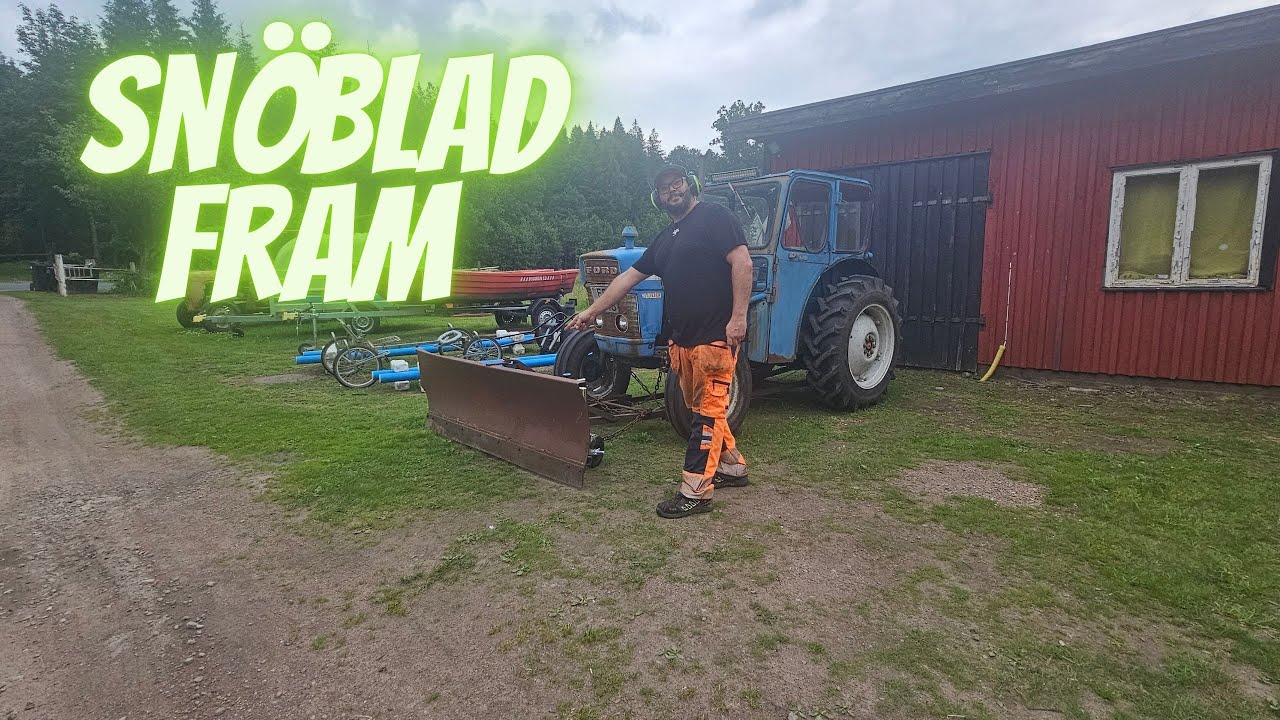 Visar mitt nya sn&ouml;blad till traktorn