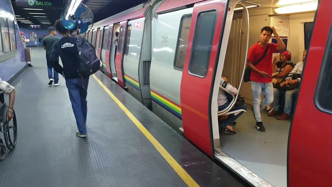 Metro de Caracas tren caf s6 entrando y saliendo de la estación Chacao dirección Propatria