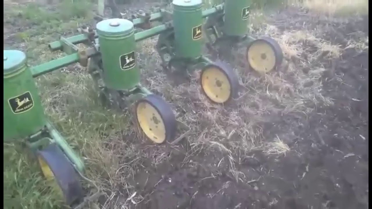 John Deere 71 Flex Planter used on a JD 1020