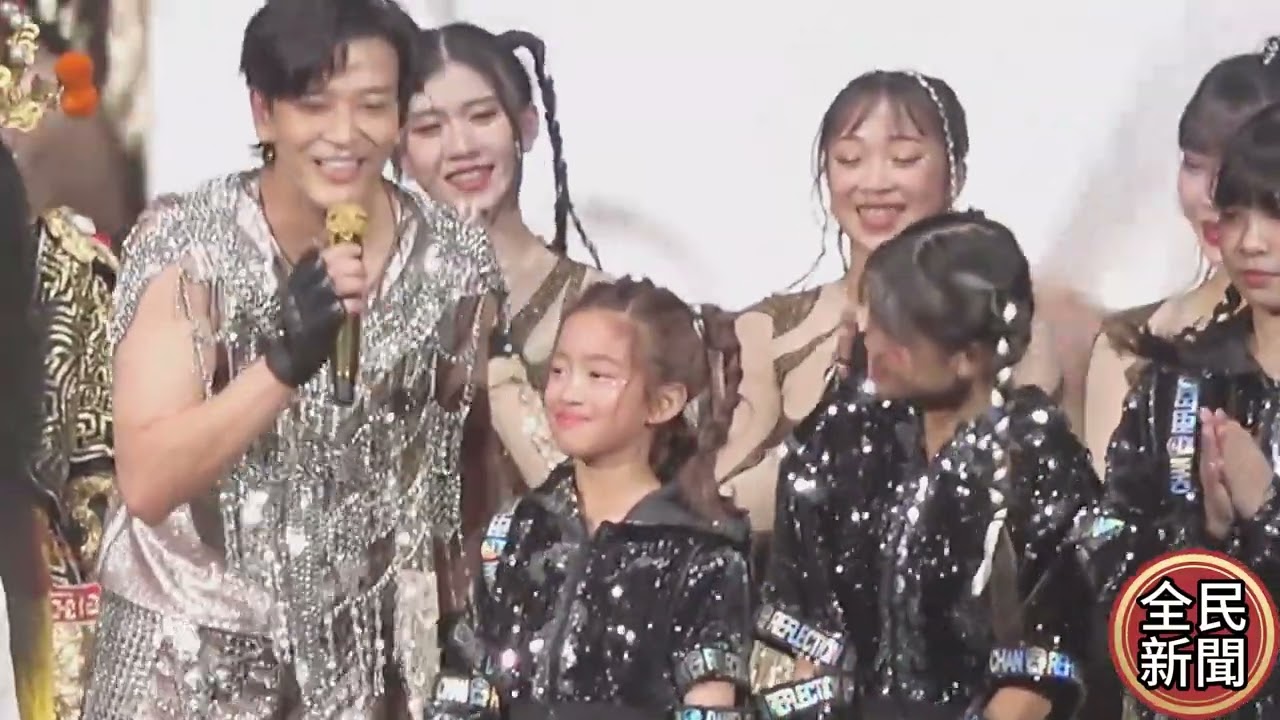 陳曉東演唱會跳太累賴在地上首度和2寶貝女兒同台亮相