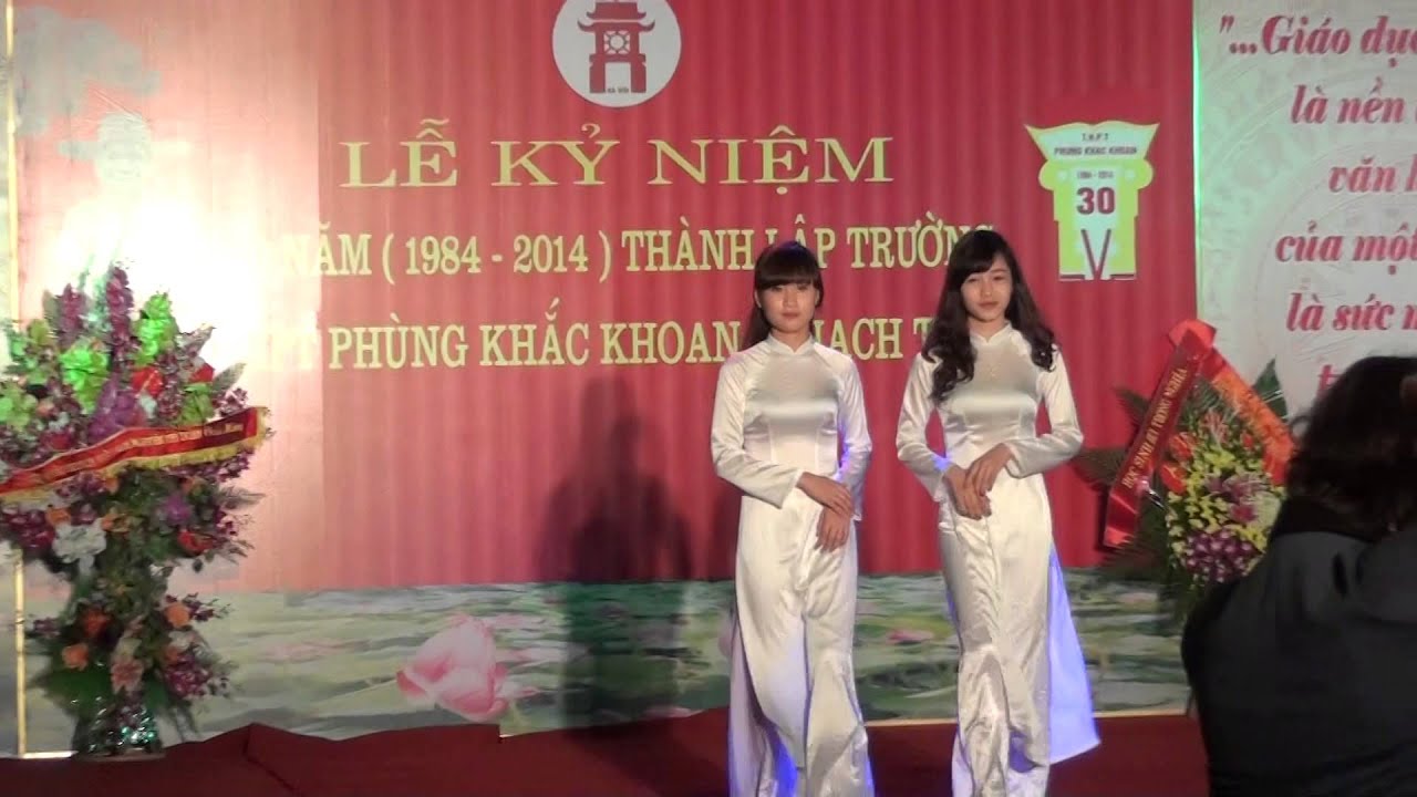 Trình diễn thời trang áo dài. Kỉ niệm 30 năm ngày thành lập trường THPT Phùng Khắc Khoan.