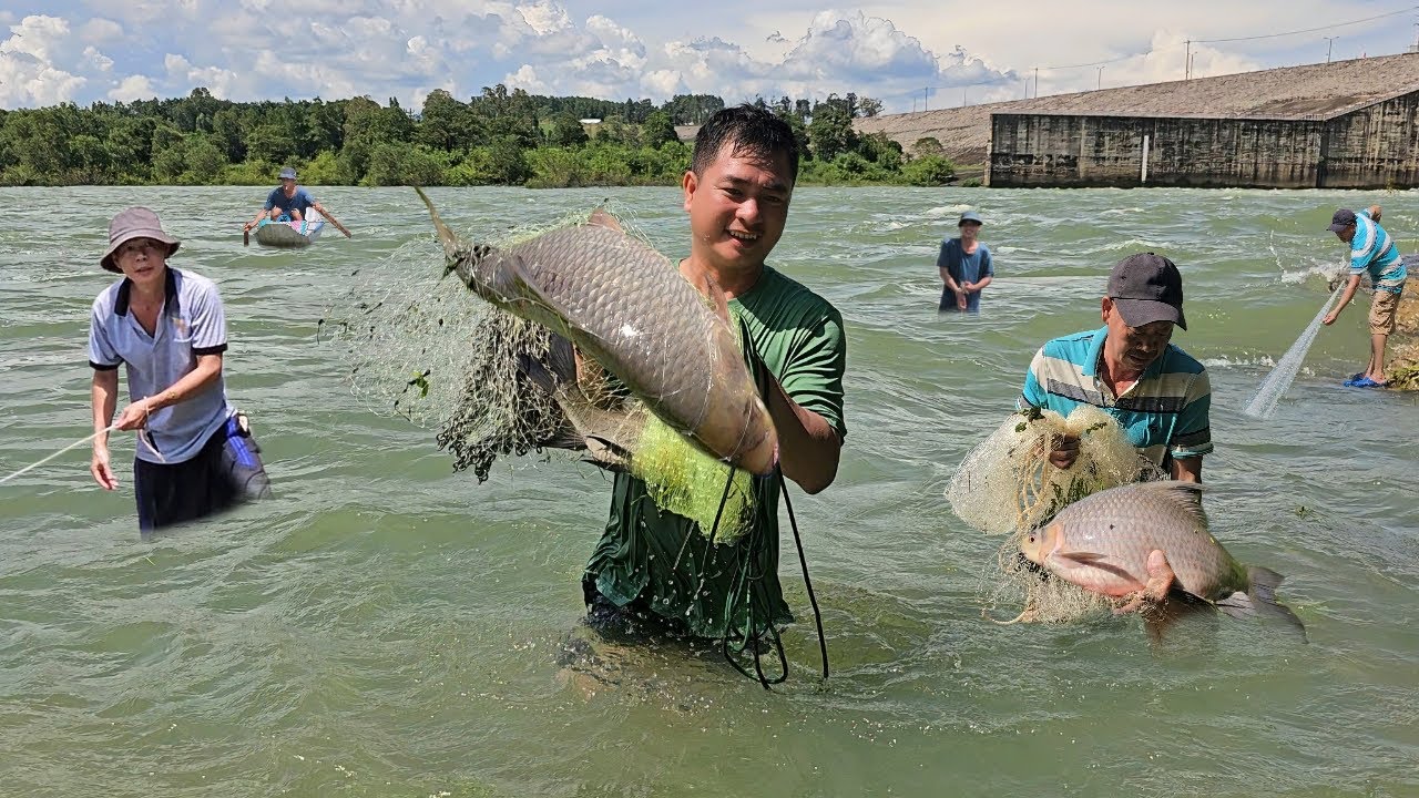 Dòng nước đổ xuống khủng khiếp khi Thủy Điện Trị An xả lũ - Các anh chài zô mánh cá khủng liên tục
