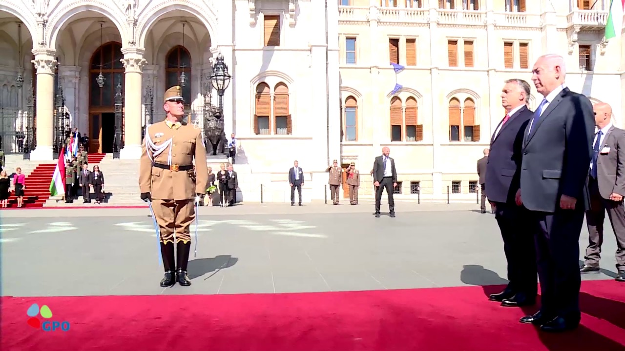 PM Netanyahu and Mrs Netanyahu arrive at the Hungarian Parliament in Budapest