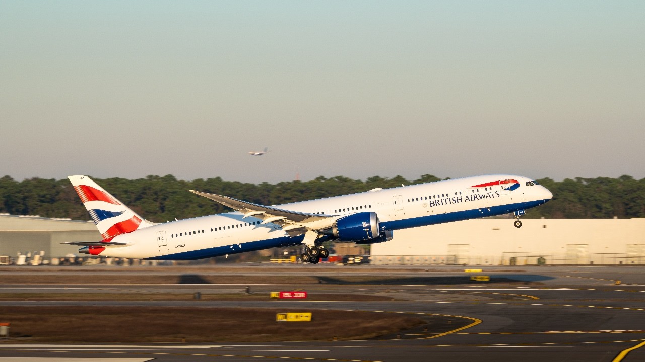 9 MINUTES OF EPIC TAKEOFFS and LANDINGS AT BUSH AIRPORT (IAH)