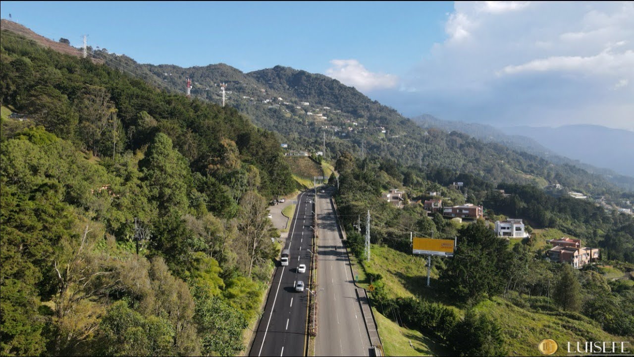 Volando desde El Poblado hasta el Alto de las Palmas. Medellín y Envigado, Colombia.