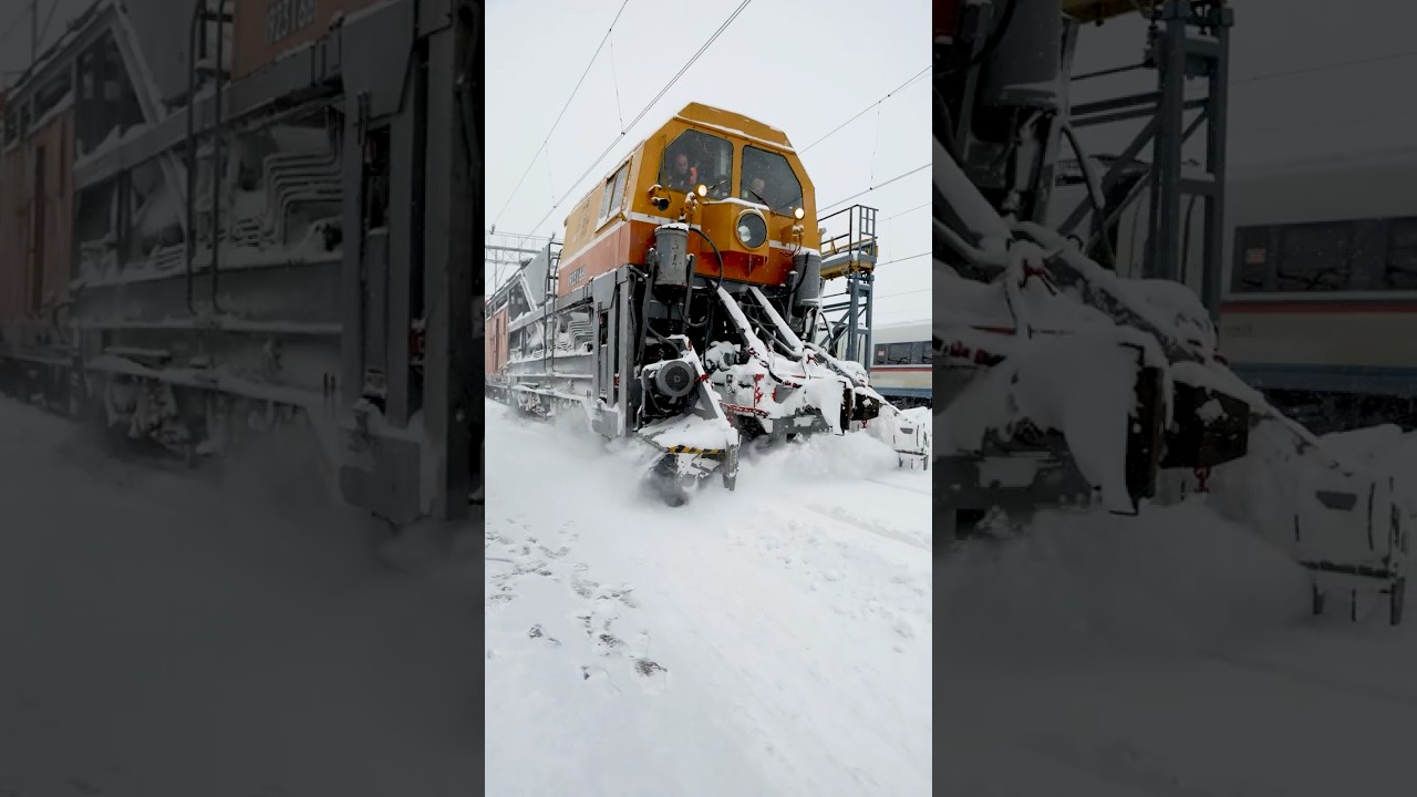 Чистим пути от снега с путевой машиной СМ-2 #train #рждтв #поезд