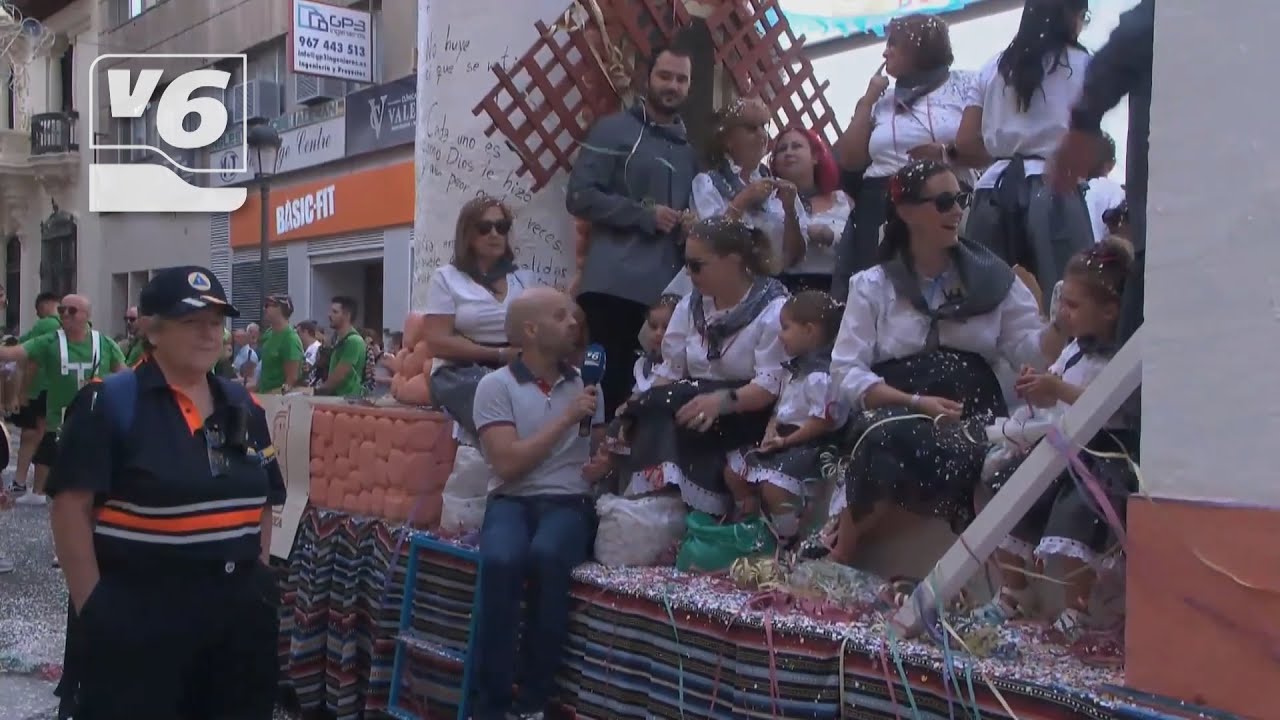 FERIA | Divertidísima Batalla de Flores con kilos de serpentinas y confetis