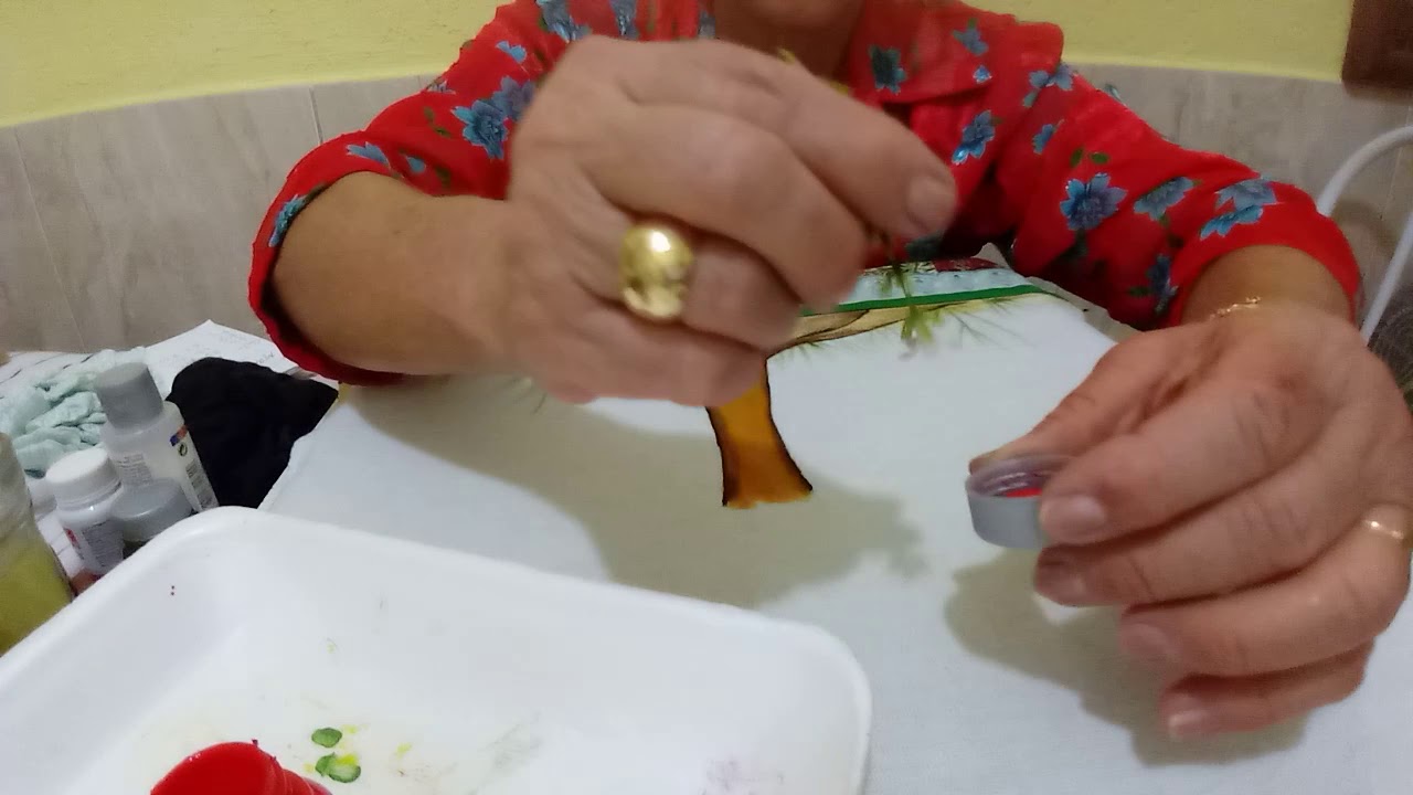 Fazendo uma árvore com fuxicos verdes.