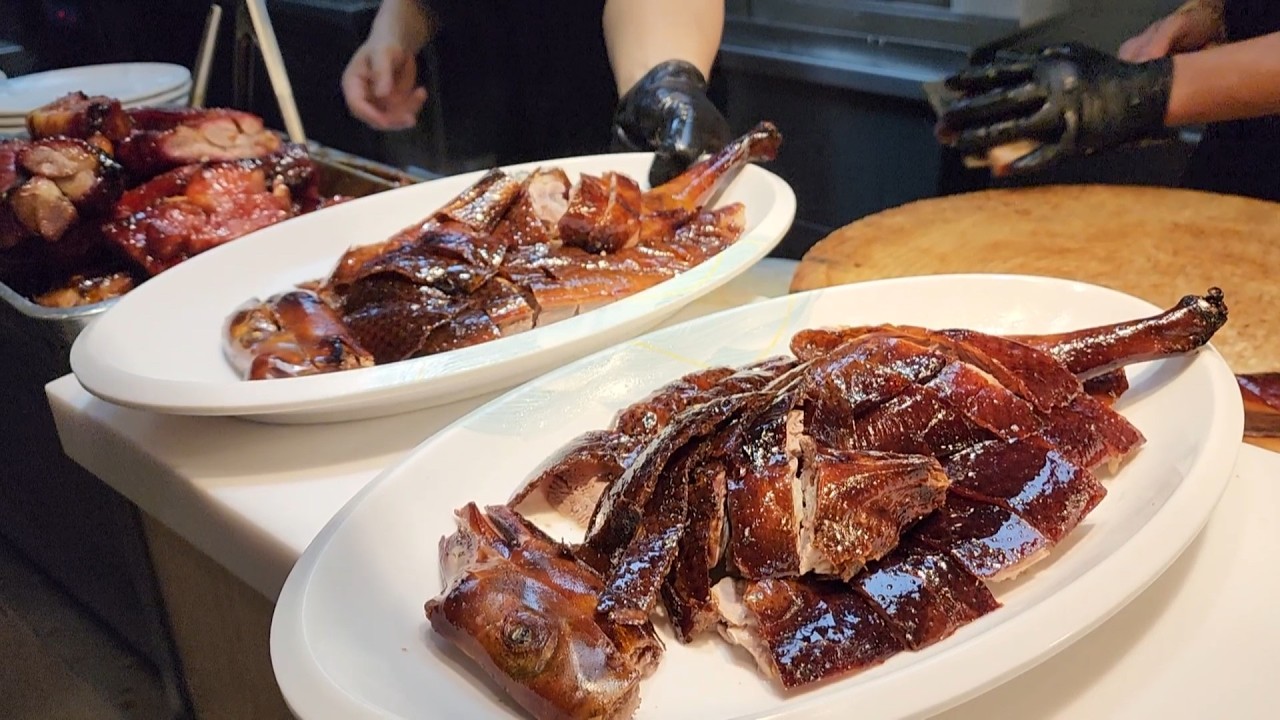 熱辣辣#燒腩仔 新鮮 爆汁 脆皮陳皮燒鵝 #香港美食  皮脆肉嫩油花香，妙齡#燒鵝 八年#陳皮 #肥美焦糖#叉燒 肥美#油鷄 #探店 #太極師傅 #燒臘 香港燒鵝排名 grok4