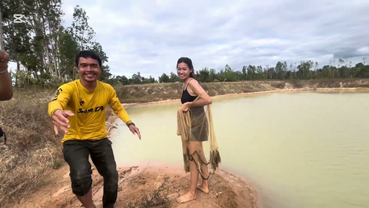 บ่าวไทยมาตึกปลาให้สาวลาวกิน￼😱😱#นีน่า #ฝากกดติดตามด้วยนะคะ 