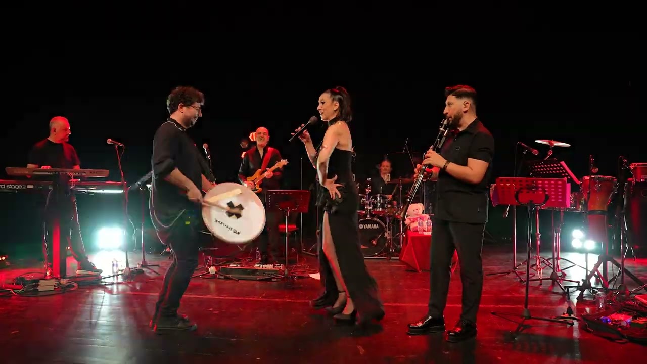 Hayat Mertel - Esmerim Biçim Biçim (Kozyatağı Kültür Merkezi Konseri - Canlı Performans)