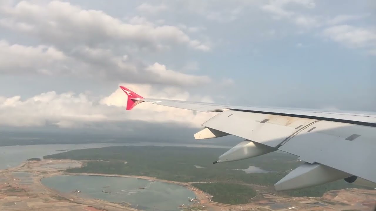 Qantas A380 STUNNING arrival into Singapore Changi Airport