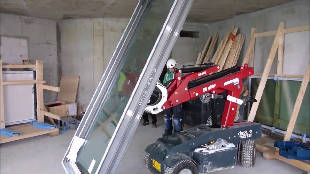 Manipulator do szyb Glassworker GW 625 przy montażu fasady budynku wysokościowego