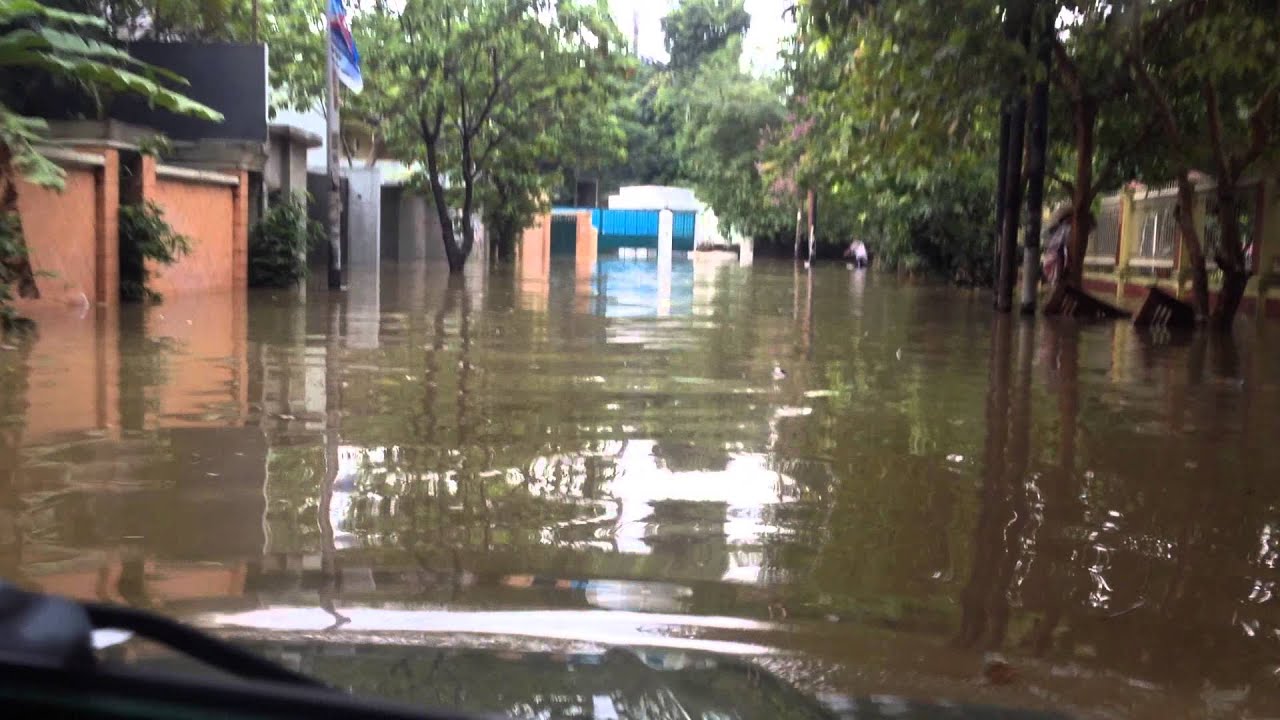 landrover defender 110 '97 into deep water (29 january 2014, jakarta)