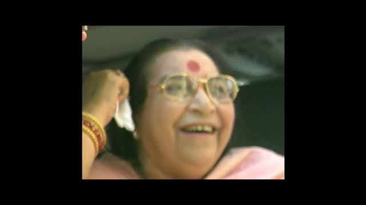 2001-08-01 Shopping with Shri Mataji Genoa Italy DP-RAW