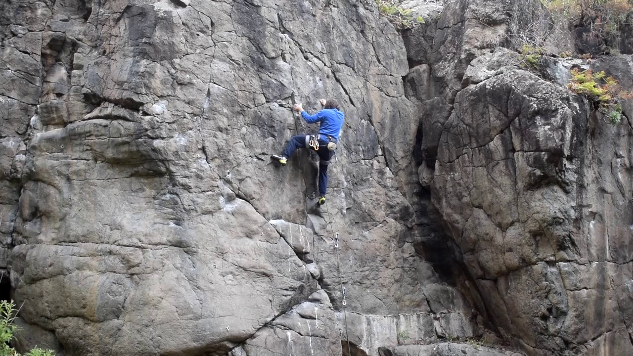 Escalada en Moya Gran Canaria - Ismael en Operate Lolo 6a+