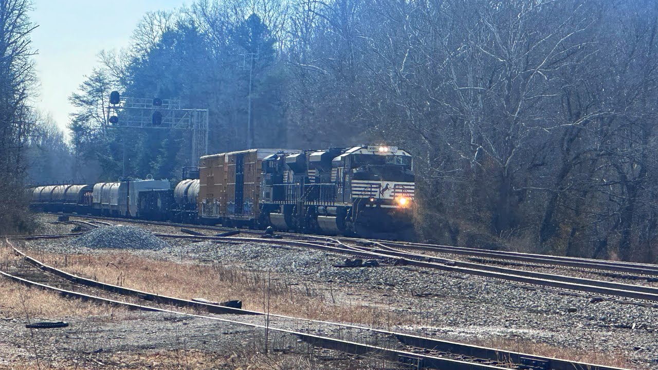 Northbound Norfolk Southern 178 heads North thru Helenwood Tennessee 