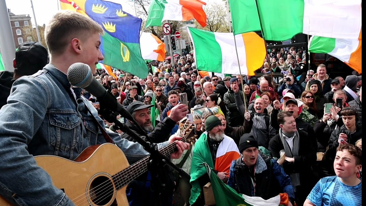 Удивительные сцены на акции протеста против повышения цен на топливо: 16-летний Рис Макфиллипс ус...