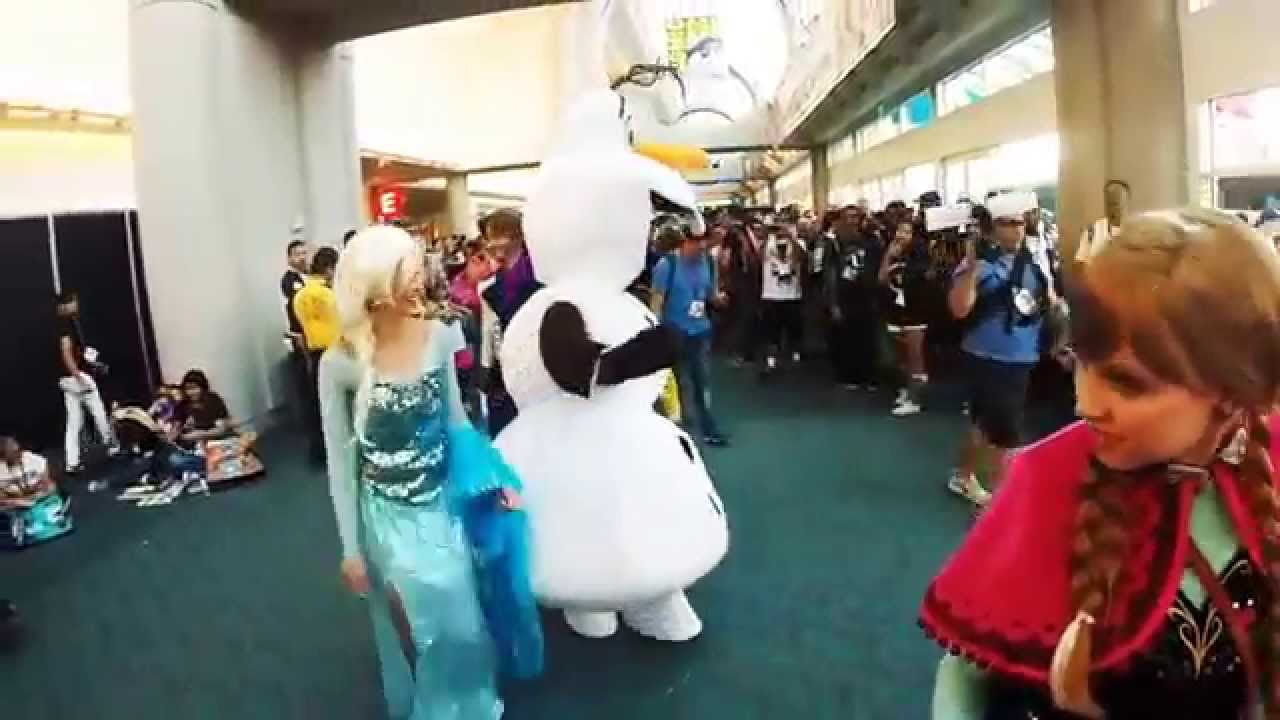 Frozen Cosplayers Wiggle out of Comic-Con San Diego