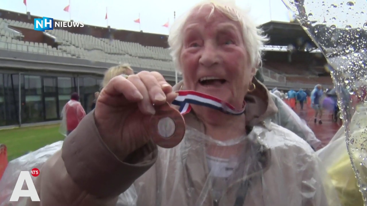 Bejaarden houden rollatorrace in Olympisch Stadion
