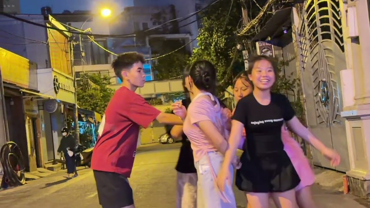 Các bạn hãy đoán xem team nào sẽ thắng,Phú hay Công 🤣😂😜#hautruongphim #vuinhon #haihuoc 