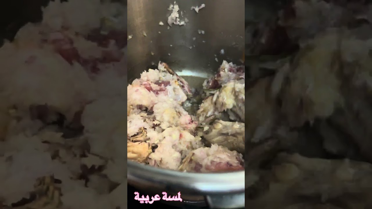 محشي الملفوف باللحمه بس فيه مقاطع ناقصه بعد البطاطس حطيت قطع اللحمة بالعظم وفوقها الملفوف المحشي. 