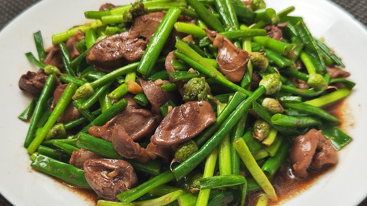 ดอกหอมผัดเครื่องในไก่ ผัดเครื่องในไก่ใส่ดอกหอม ใครอยากทำตามทำตามคลิปนี้รับรองผลัดออกมาอร่อยแน่นอน