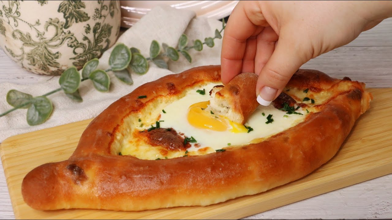 KHACHAPURI ADJARULI - GEORGISCHES KÄSEBROT MIT EI - GEORGISCHE KÄSEPIZZA