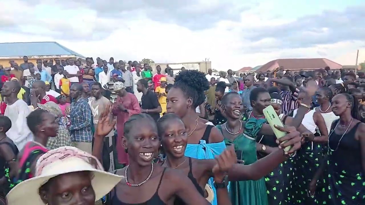 Ayaya de Koch ariik with theirs relatives and friends during Agam de Marial Garang Jil