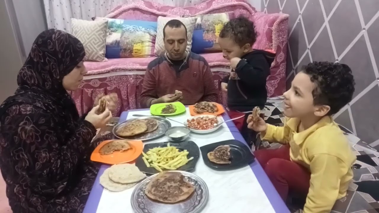 الاكل انهارده حكايا بقا 👍👌😋تغالو شوفو عمرو جوزي عمل اي 😀😄