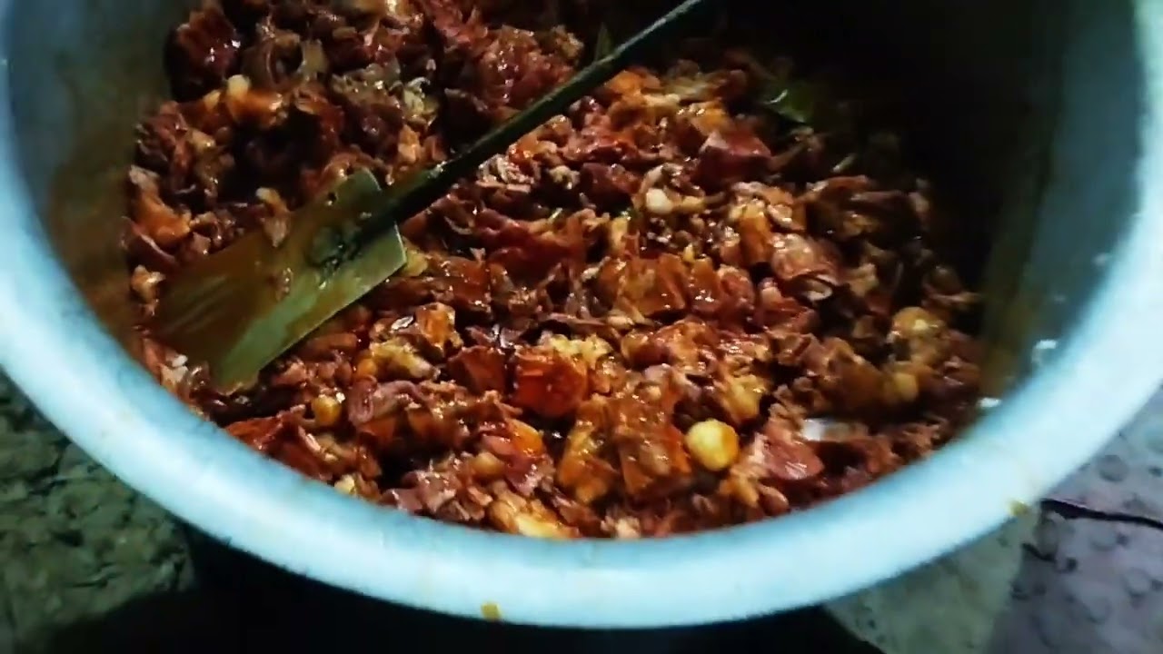 আজ আমার মেয়ের বিয়ে—খাসির মাংসের হাঁড়ি আর অতিথিদের হাসিতে জমে উঠেছে উৎসব।