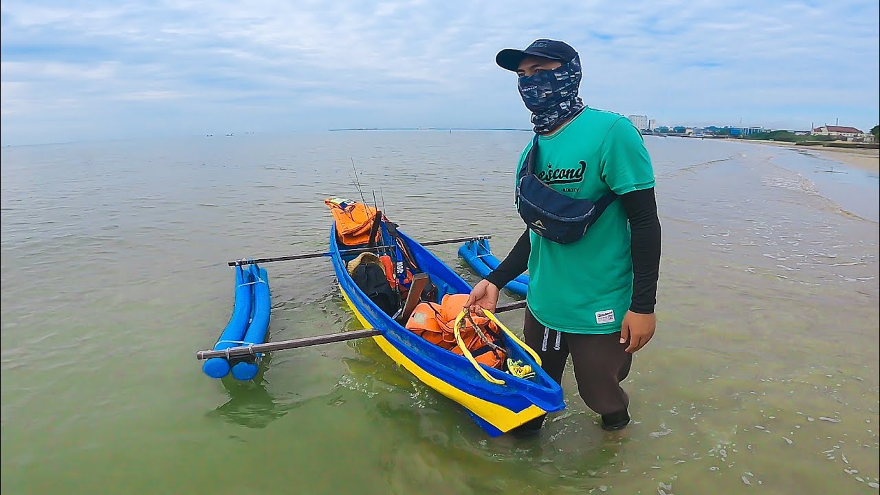 ASIKNYA MANCING MENGGUNAKAN PERAHU DAYUNG \\ MANCING PINGGIRAN BALIKPAPAN