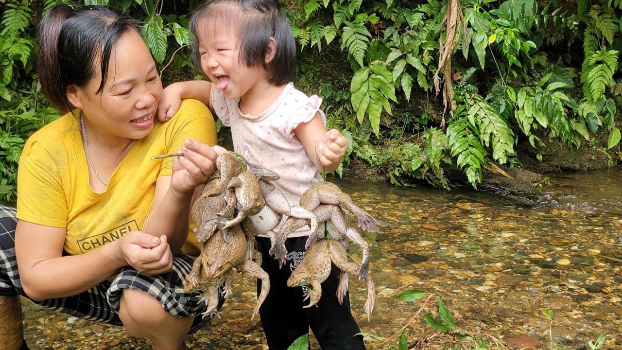 Phuong Anh and her mother harvest giant frogs to sell.