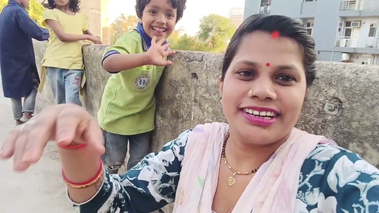 दोस्तों हम लोग देखिए कहां है छत पर इंजॉय करने