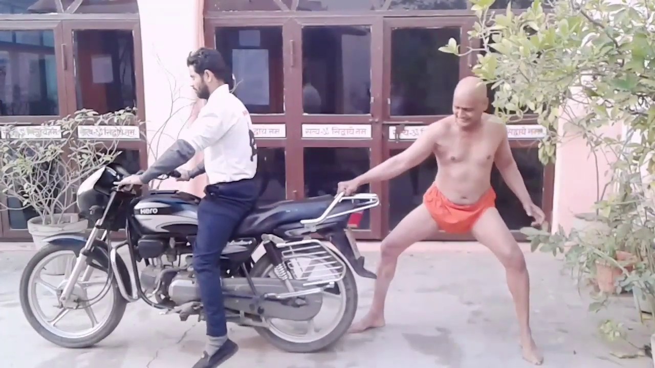 पफस्सि योग,बल प्रदर्शन एक हाथ से बाइक रोकते 56 वर्षीय स्वामी सत्येन्द्र सत्यसाहिब जी
