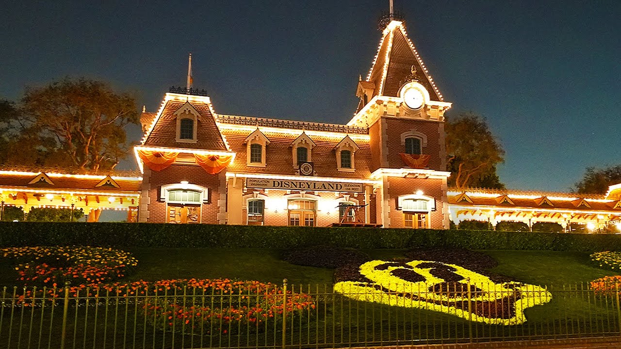 Disneyland Railroad at Night - Disneyland Rides [4K POV]