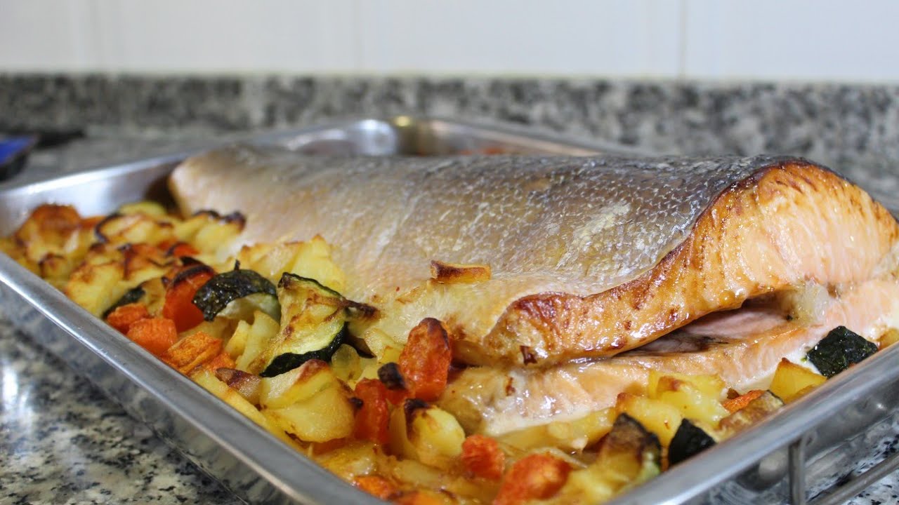 Como *hacer* salmón al horno con verduras y patatas. Salmón al horno. Salmón.