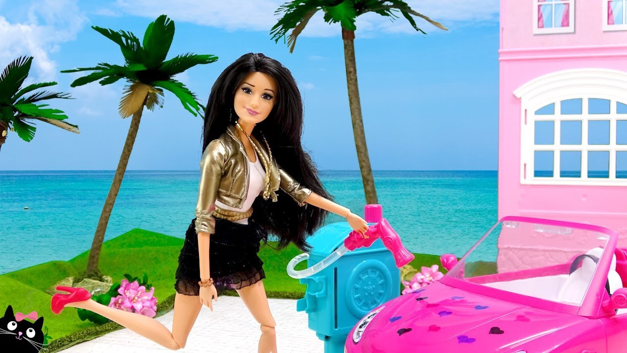 BARBIE Adopta Nuevas Mascotas y sus Hermanas le Lavan el Coche Carro - Muñecas Barbie Cat Juguetes