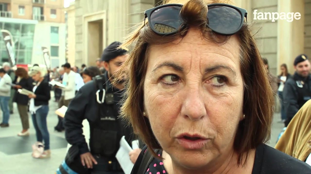 Le "sentinelle" in piazza a Milano contro la legge sull'omofobia (ma c'è chi protesta)