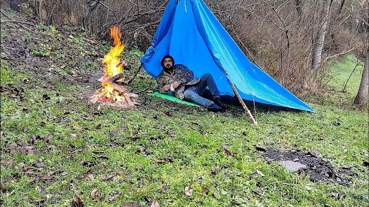 Solo Bushcraft!! I was caught in the rain in a quiet forest.