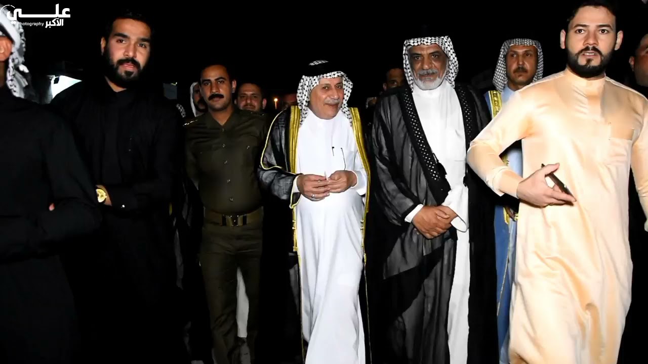 شيخ عشيره بني منصور الشيخ محمد كامل حنون يكرم الشاعر علي المنصوري لموقفه الشجاع في برنامج طنب رسلان