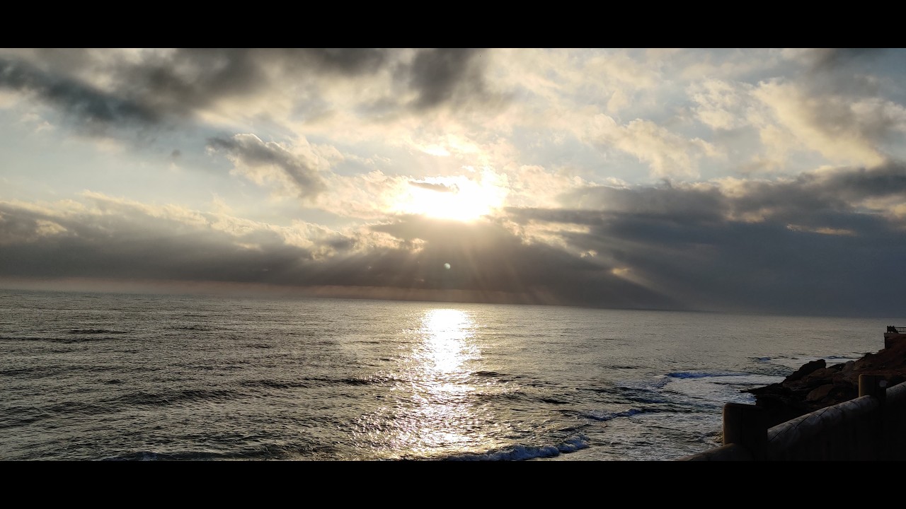 «El mar está cálido, el sol es suave, las nubes son rápidas»