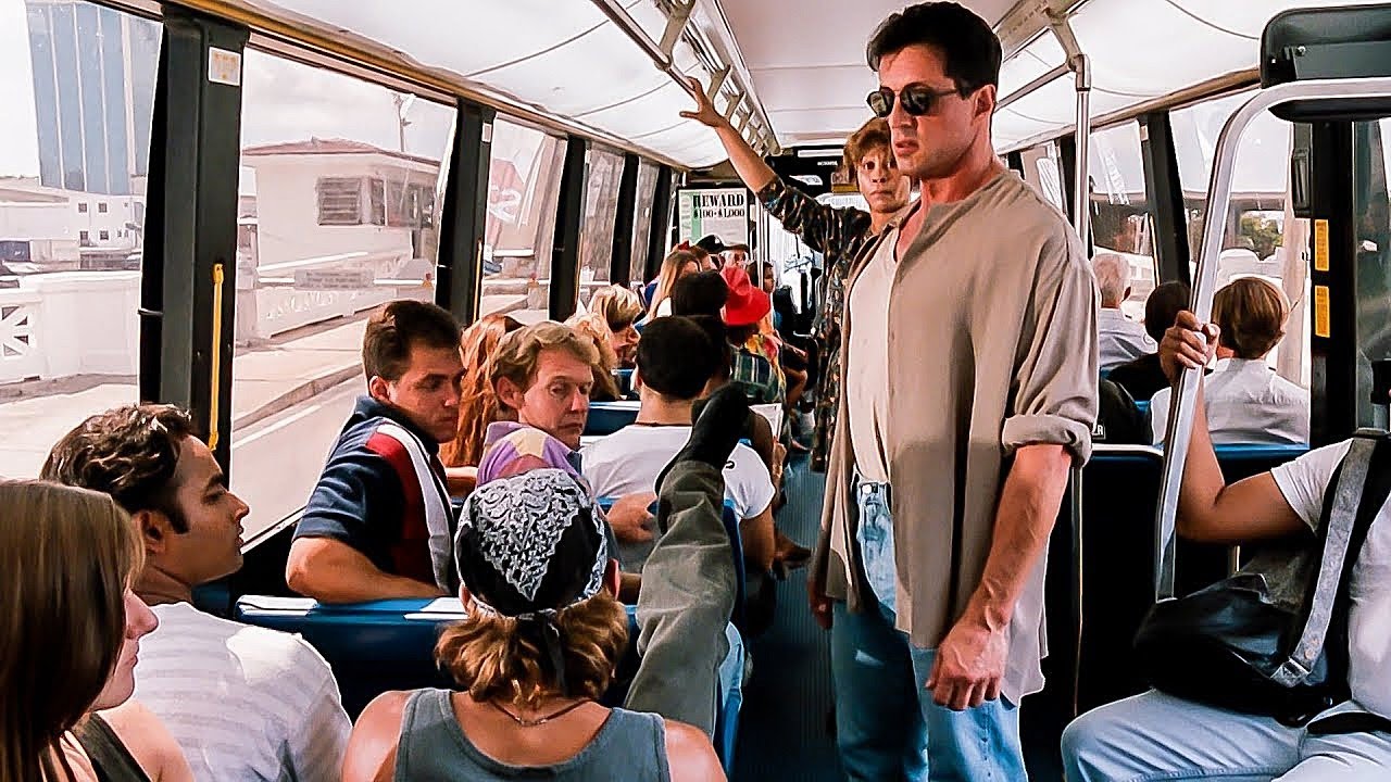 Matones Le Quitan el Asiento en el Bus a un&nbsp;Hombre Musculoso, Sin Saber que Es un Asesino Letal