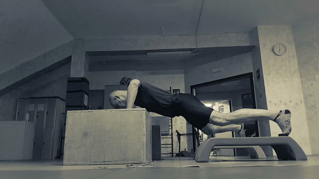 Plyometric push ups #pushups #gym 