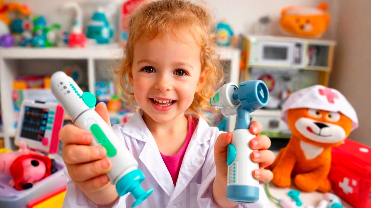 Анна заботится об игрушках и играет в тематическом парке Playmobil