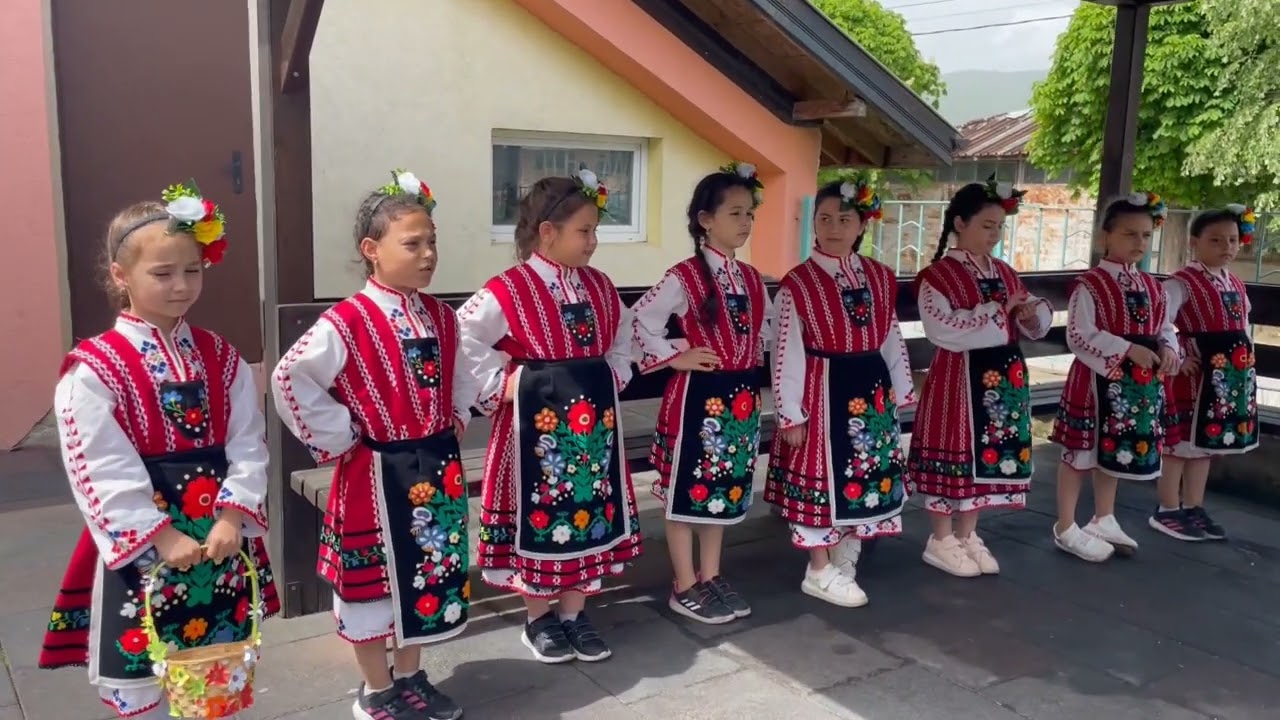 Традицията е спазена! Учениците от 1а и  2б клас лазаруваха!
