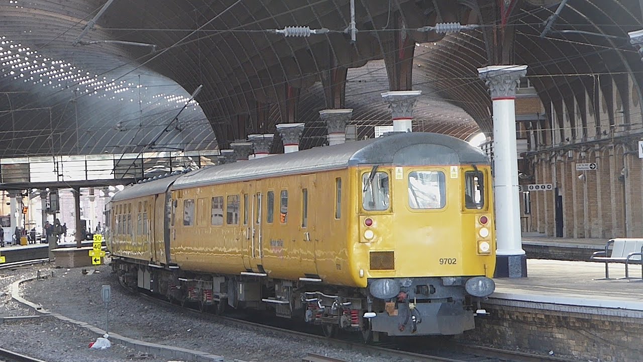 Colas Railfreight Class 37 leaves York (4/11/22)