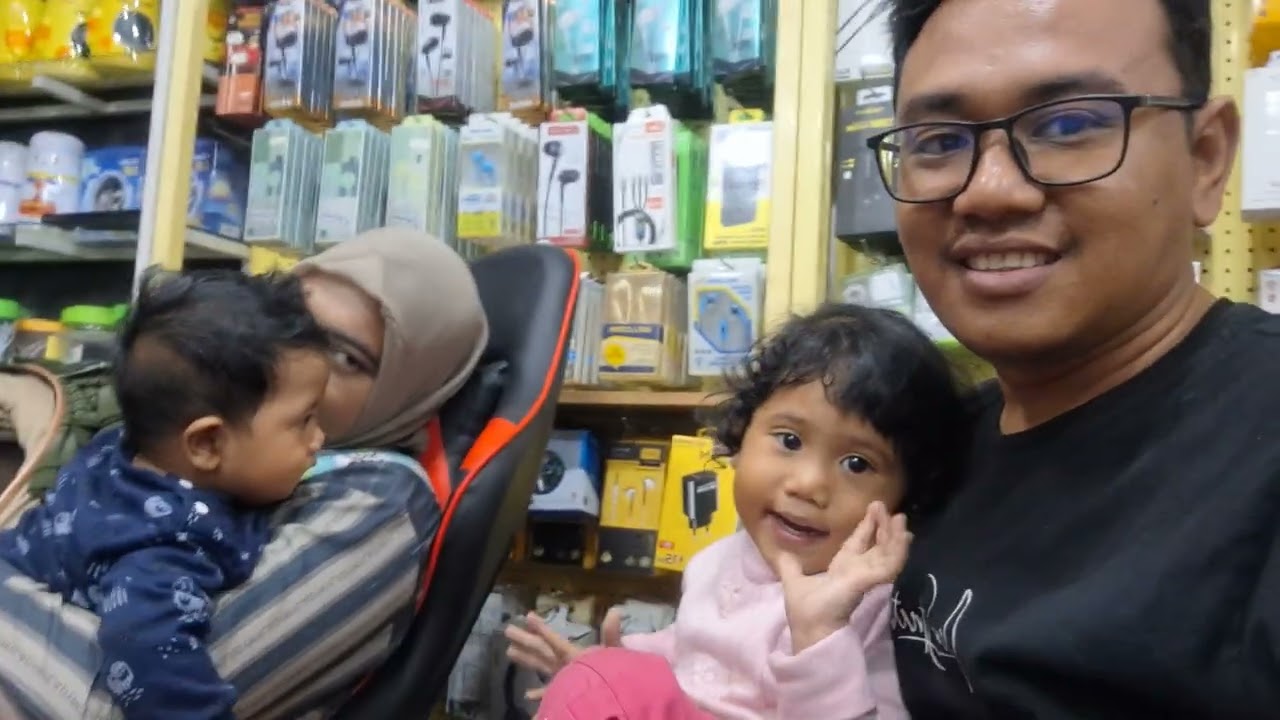 Jeje dan Elgan main ke konter papa