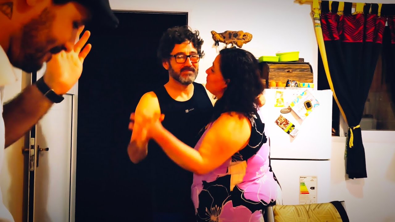 a 9 horas de casa (canción: de la gran piñata)